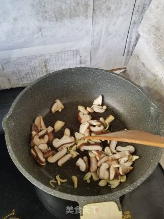 香菇炒粉条的做法步骤：4