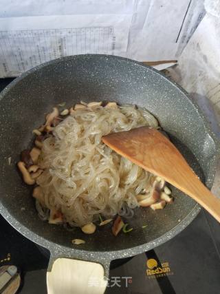 香菇炒粉条的做法步骤：5