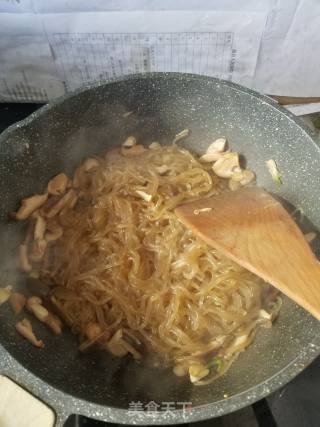 香菇炒粉条的做法步骤：6