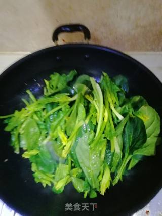 菠菜炒蛋的做法步骤：3