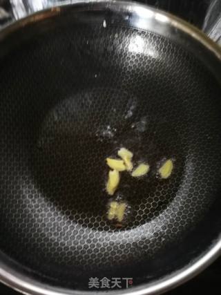蒜苔炒猪耳的做法步骤：2