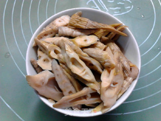 笋干酥肉烧三鲜的做法步骤：2