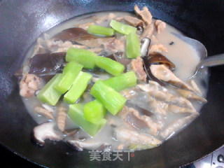 笋干酥肉烧三鲜的做法步骤：15