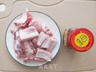 腐乳烧排骨的做法步骤：1