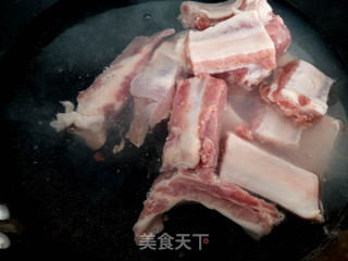 腐乳烧排骨的做法步骤：2