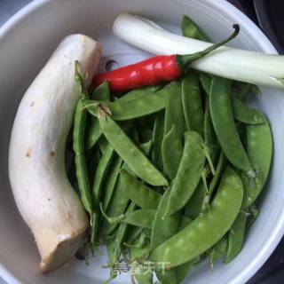 杏鲍菇炒荷兰豆的做法步骤：1