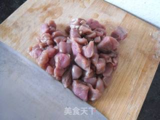 青椒肉丁的做法步骤：1