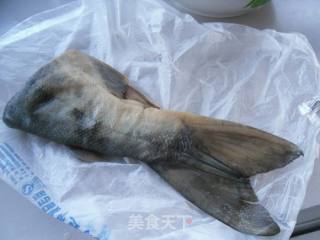 三丝咸鱼尾的做法步骤：1