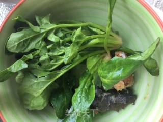 海参鸡蛋烧肉菠菜热汤面的做法步骤：2