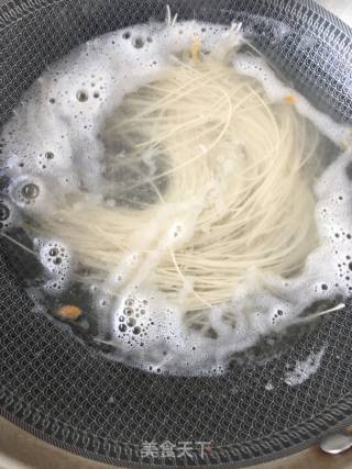 海参鸡蛋烧肉菠菜热汤面的做法步骤：4