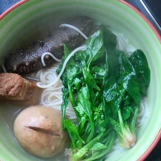 海参鸡蛋烧肉菠菜热汤面的做法步骤：10