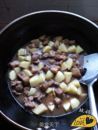 土豆红烧肉的做法步骤：10