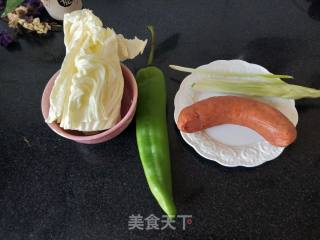 香肠炒白菜的做法步骤：1
