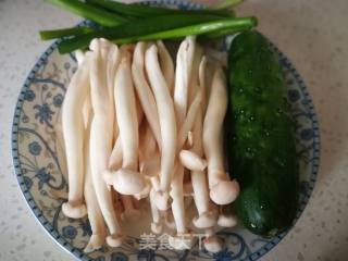超简单素食～白玉菇炒黄瓜的做法步骤：1