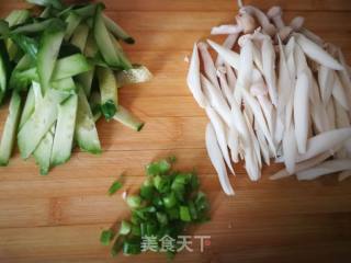 超简单素食～白玉菇炒黄瓜的做法步骤：2