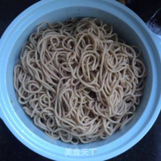 青蒜炒荞面饸饹的做法步骤：1