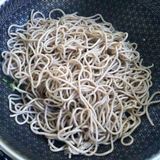 青蒜炒荞面饸饹的做法步骤：4