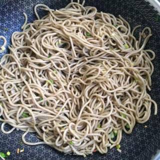 青蒜炒荞面饸饹的做法步骤：5