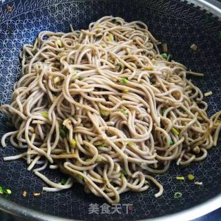 青蒜炒荞面饸饹的做法步骤：6