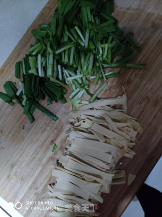 韭菜炒豆腐皮的做法步骤：2