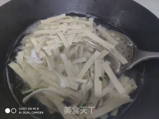 韭菜炒豆腐皮的做法步骤：3