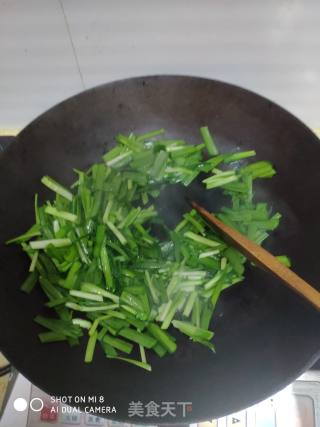 韭菜炒豆腐皮的做法步骤：5