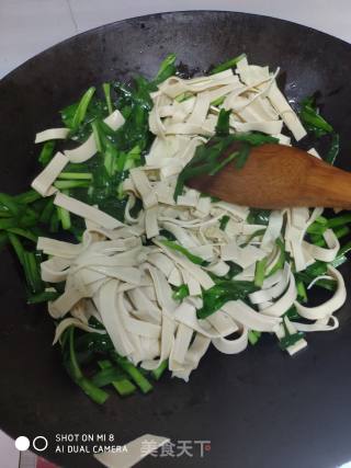 韭菜炒豆腐皮的做法步骤：6