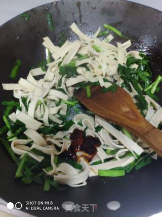 韭菜炒豆腐皮的做法步骤：7