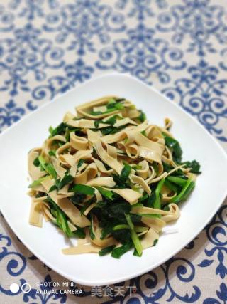 韭菜炒豆腐皮的做法步骤：8
