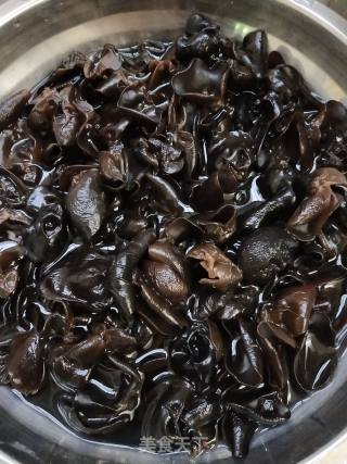 木耳炒猪肝的做法步骤：3