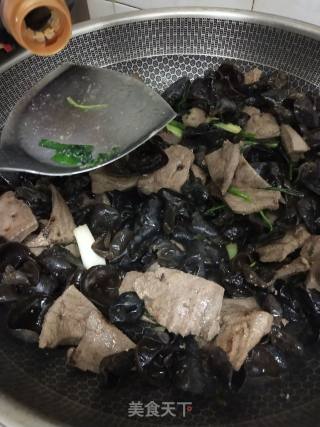 木耳炒猪肝的做法步骤：11
