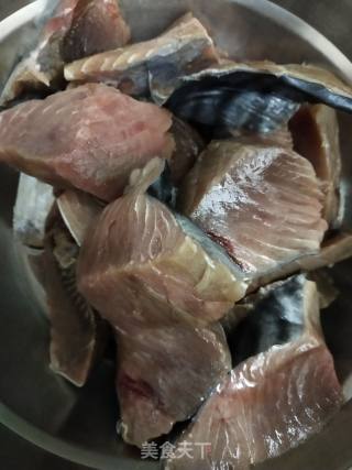 酸菜鲣鱼的做法步骤：1