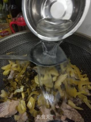 酸菜鲣鱼的做法步骤：6