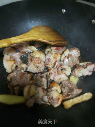 生抽焖鸭肉的做法步骤：1