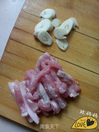 蒲公英炒肉丝的做法步骤：2