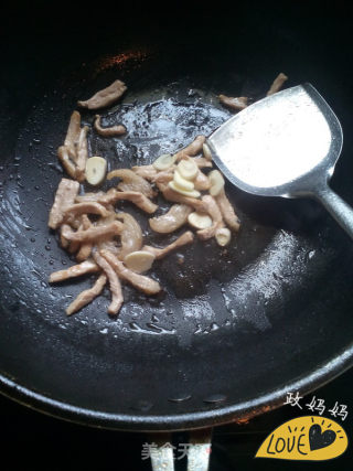 蒲公英炒肉丝的做法步骤：4