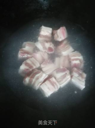 板栗红烧肉的做法步骤：1