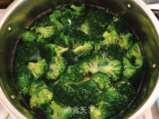 蒜蓉西兰花的做法步骤：2