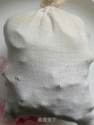 酱牛肉是春节餐桌上的一道名吃，老少皆宜，以牛肉为主要原料，经过多种调味料的腌制，小火慢炜，食用方便的做法步骤：3