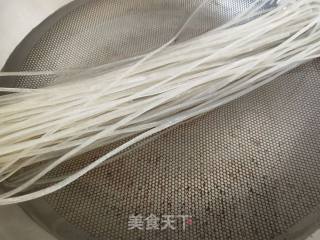 韭菜豆芽炒粉条的做法步骤：1