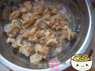 丝瓜炒蛤蜊肉的做法步骤：3