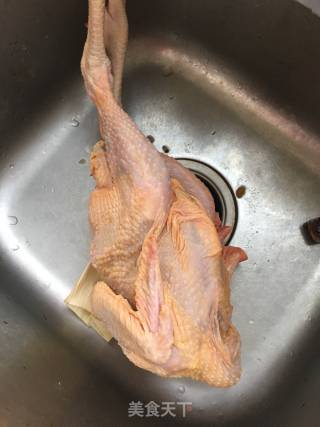 “家乡美食”葱香手撕鸡腿的做法步骤：1