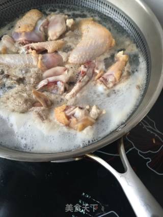 “家乡美食”葱香手撕鸡腿的做法步骤：2