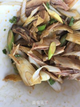 “家乡美食”葱香手撕鸡腿的做法步骤：15