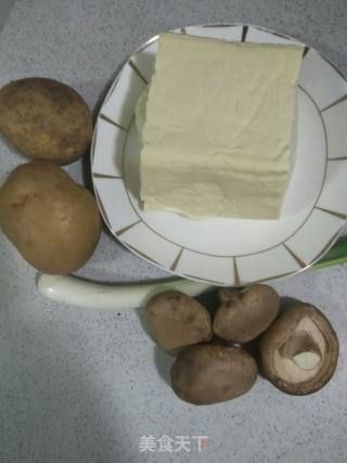 土豆香菇炖豆腐的做法步骤：1