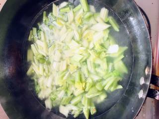 猪肉豆卷炒芹菜的做法步骤：1