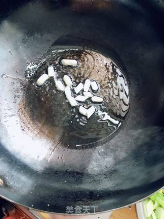 猪肉豆卷炒芹菜的做法步骤：3