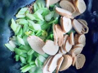 猪肉豆卷炒芹菜的做法步骤：6