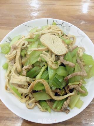 猪肉豆卷炒芹菜的做法步骤：7