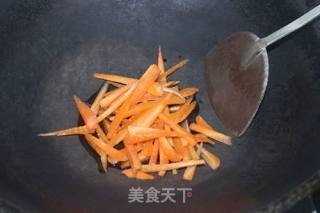 金针菇炒鸡蛋干的做法步骤：2
